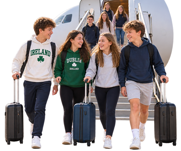 Grupo de jóvenes viajando juntos para su verano en Irlanda